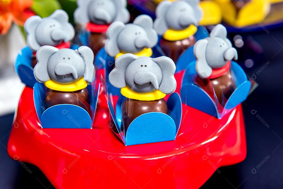 Mesa com doces e muffins decorados com glacê real