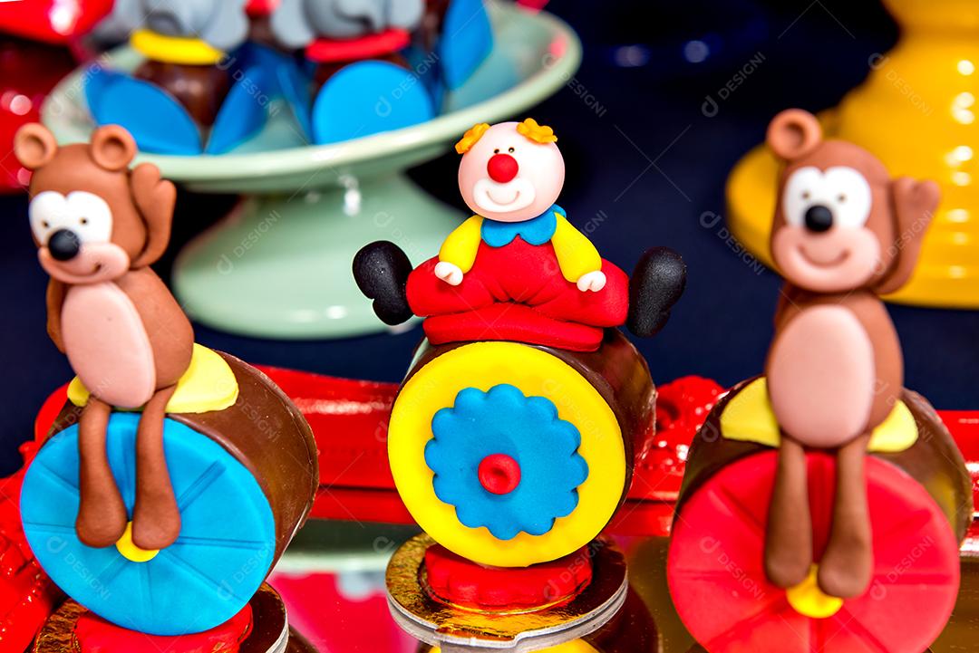 Mesa com doces e muffins decorados com glacê real