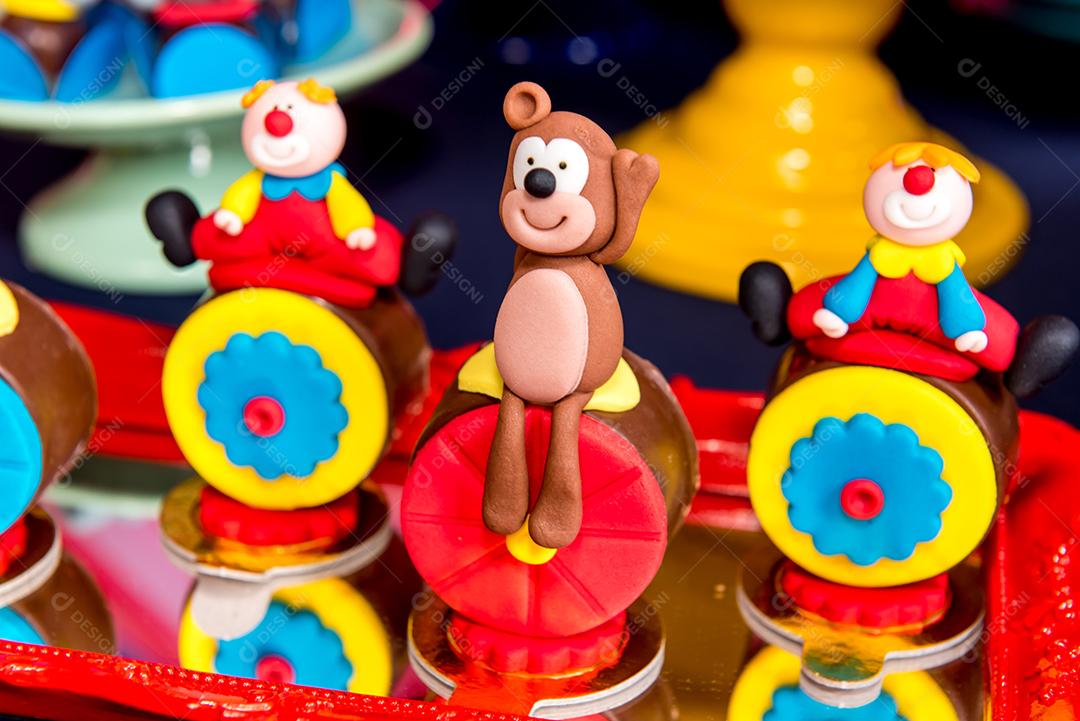 Mesa com doces e muffins decorados com glacê real