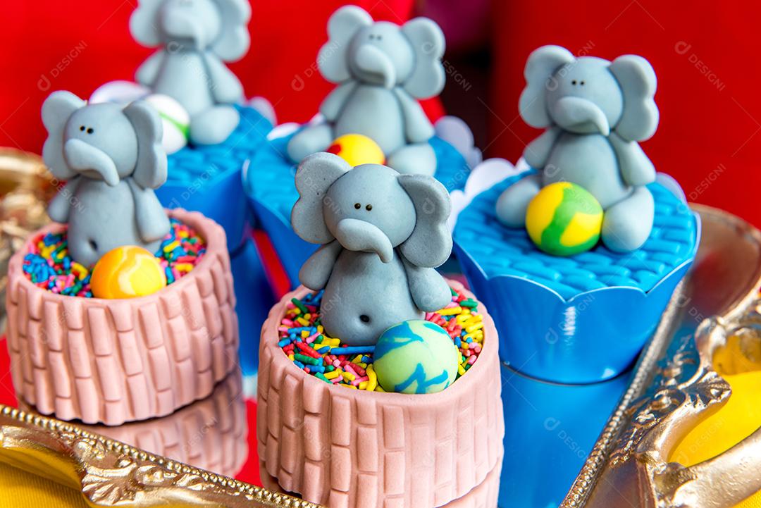 Mesa doces comida muffins decorados fotos imagem