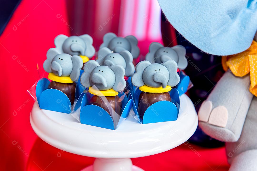 Mesa com doces e muffins decorados com glacê real