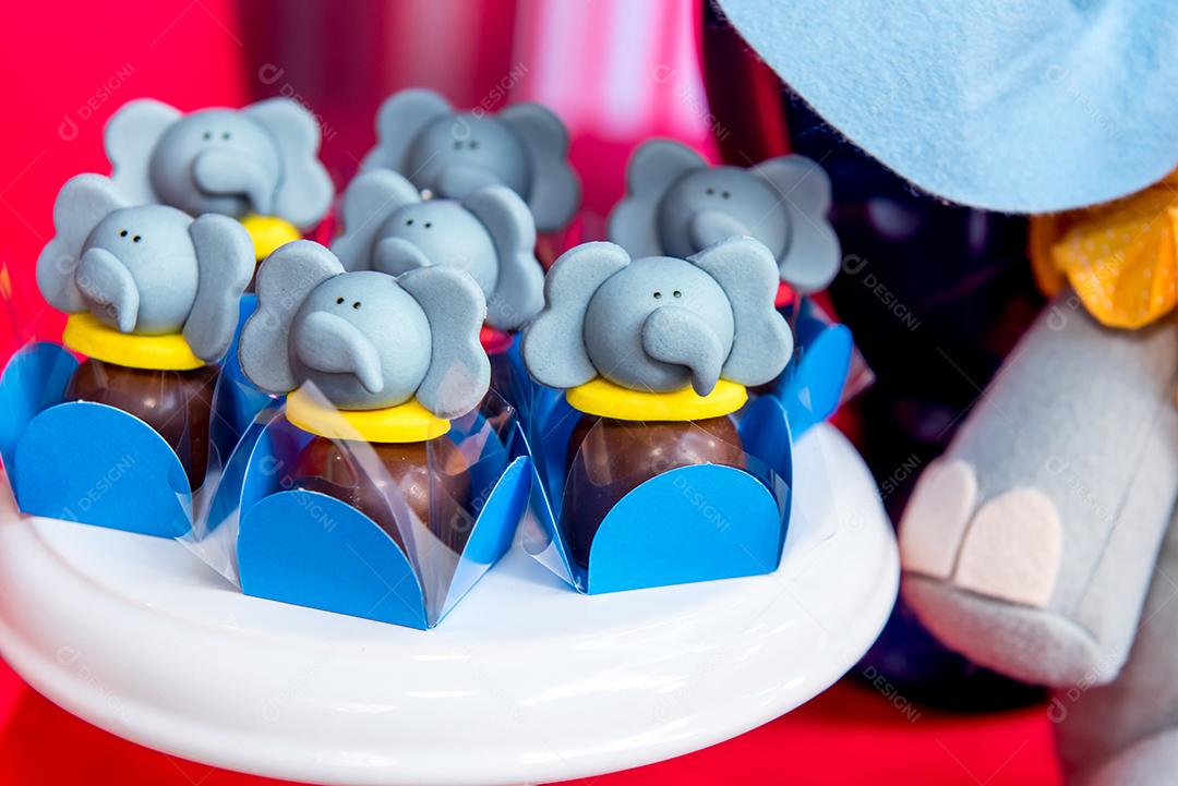 Mesa com doces e muffins decorados com glacê real