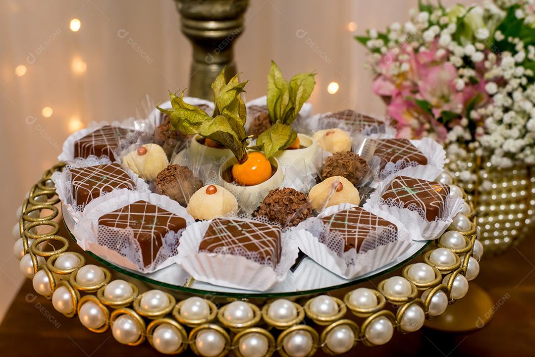 Mesa com doces e muffins decorados com glacê real