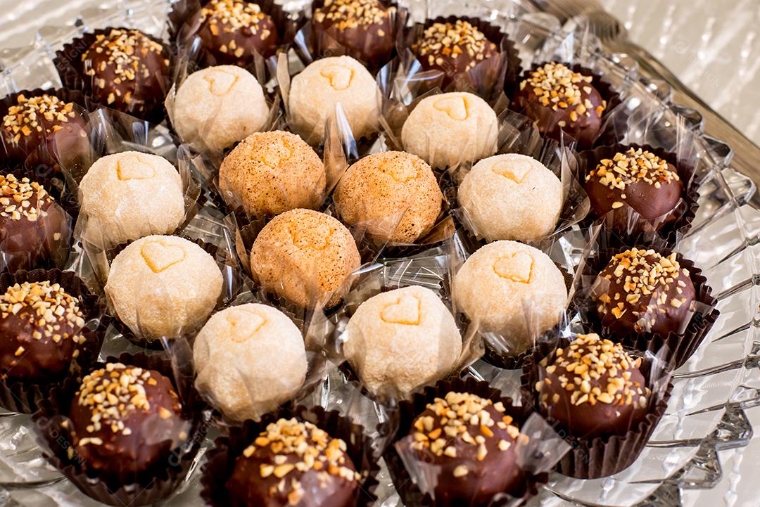 Mesa com doces e muffins decorados com glacê real