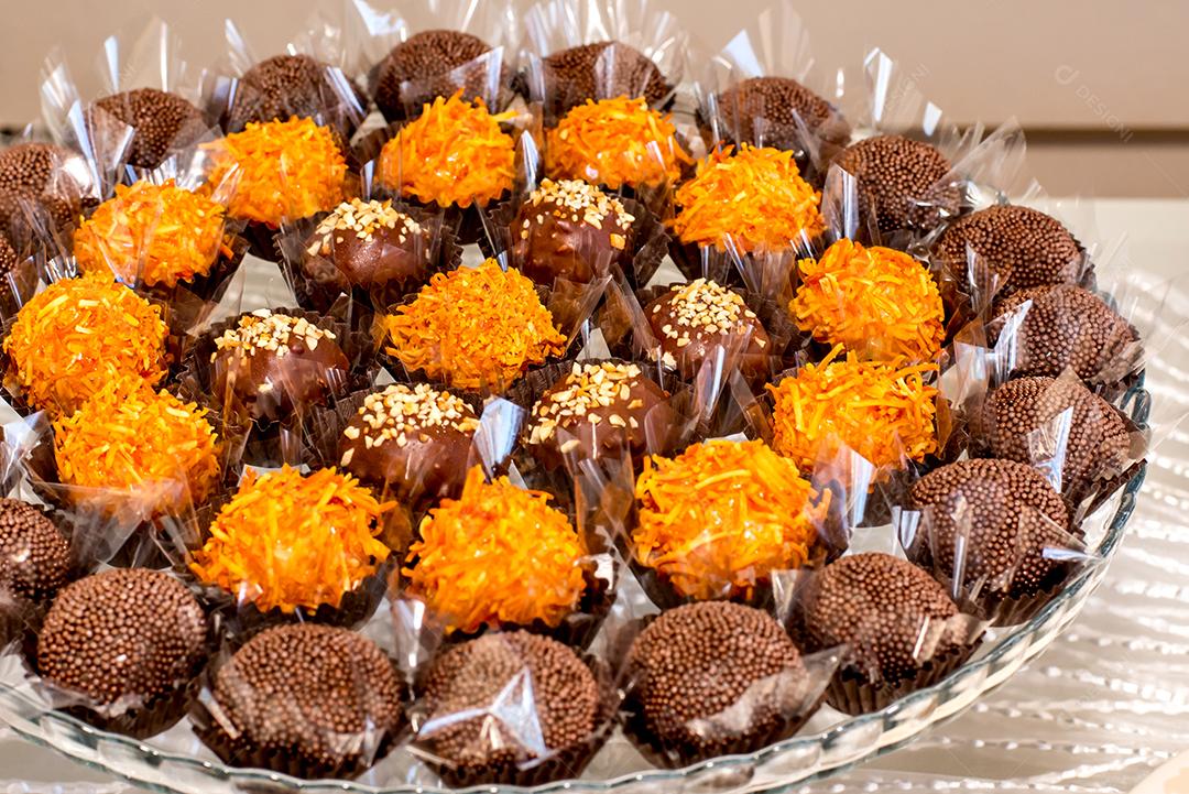 Mesa com doces e muffins decorados com glacê real