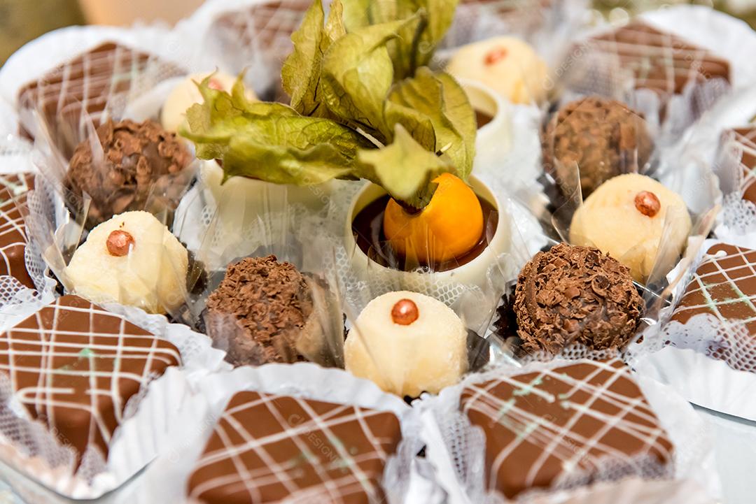 Mesa com doces e muffins decorados com glacê real