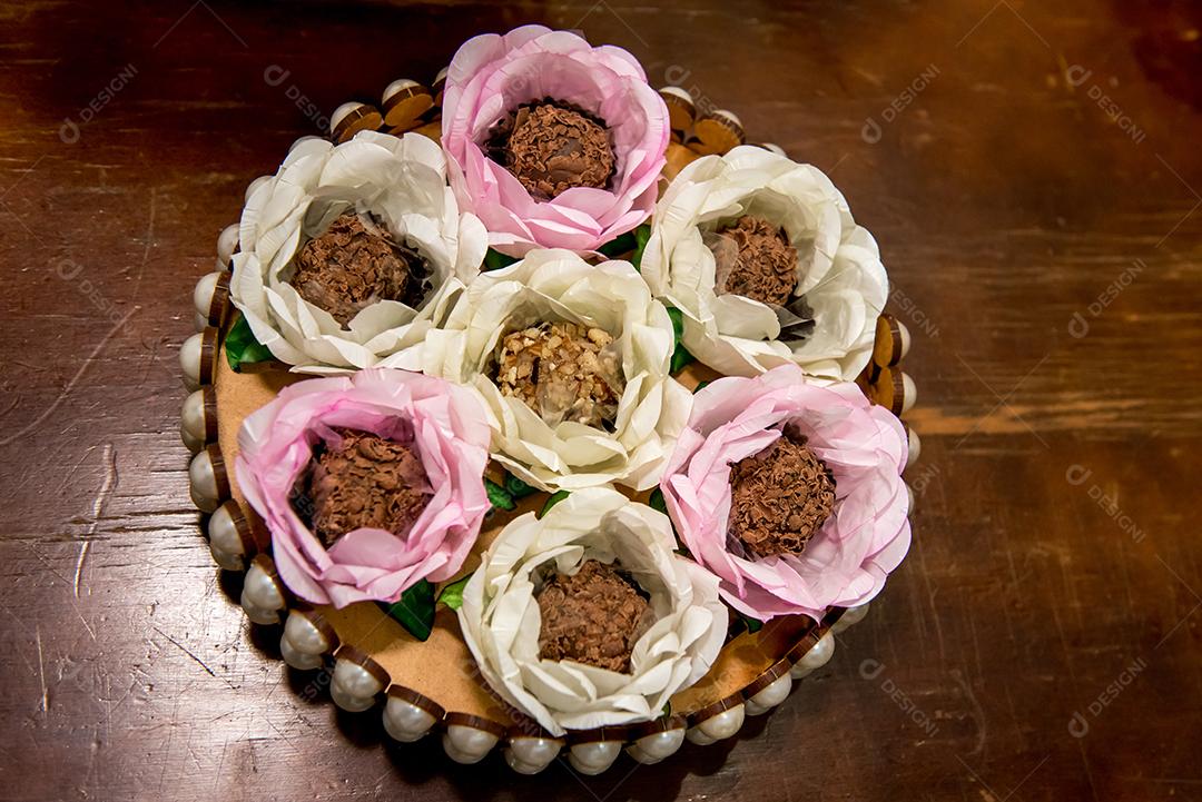 Mesa com doces tradicionais de festa brasileira. Chocolate, brigada