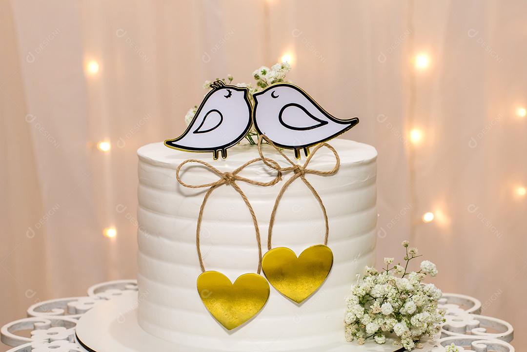 Mesa de festa de casamento com bolo.