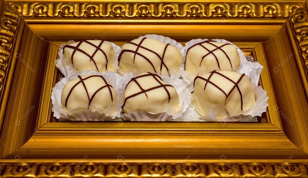 Bandeja amarela com chocolate branco.