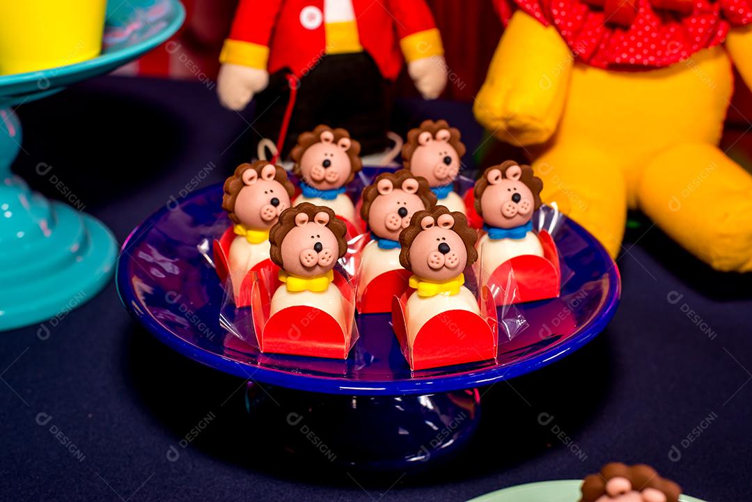 Mesa com doces e muffins decorados com glacê real