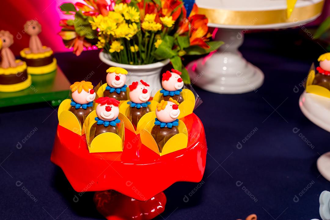 Mesa com doces e muffins decorados com glacê real