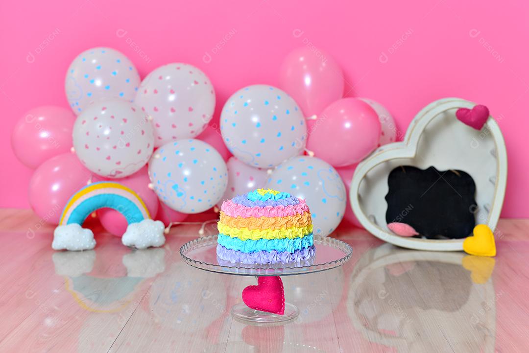 Estúdio de fotografia infantil. Cenário de menina com bolo colorido. Esmagar o bolo.