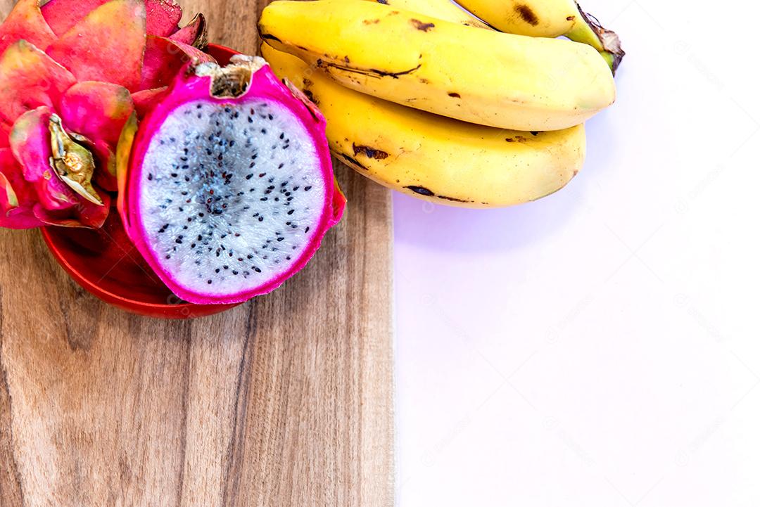 Tábua com banana e pitaya. Vista do topo.