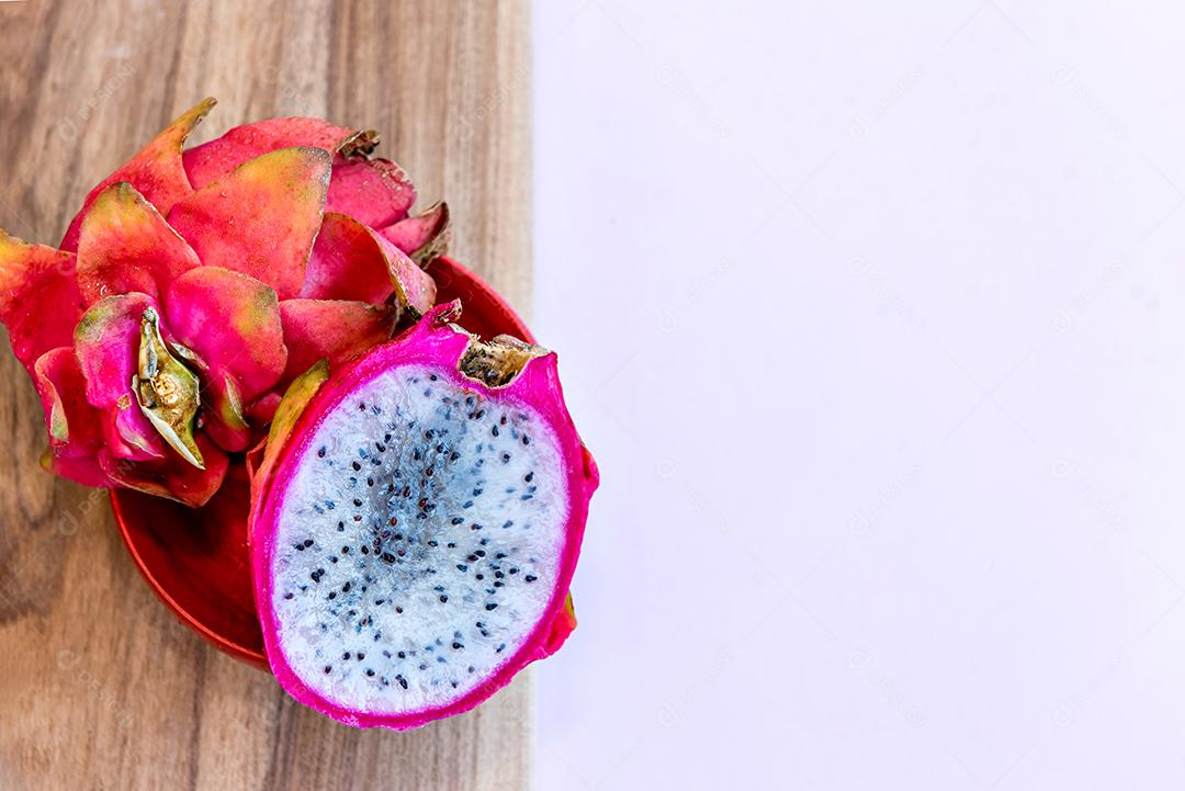 Tábua com pitaya. Vista do topo.