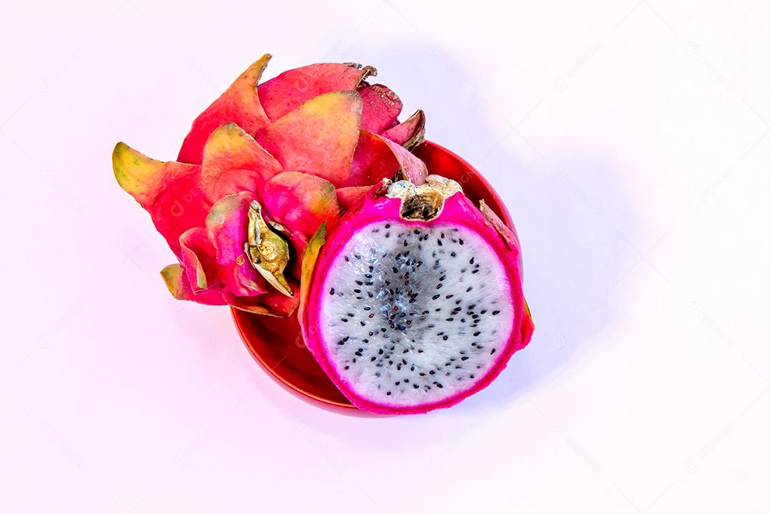 Pitaya cortada ao meio em fundo roxo. Vista do topo.