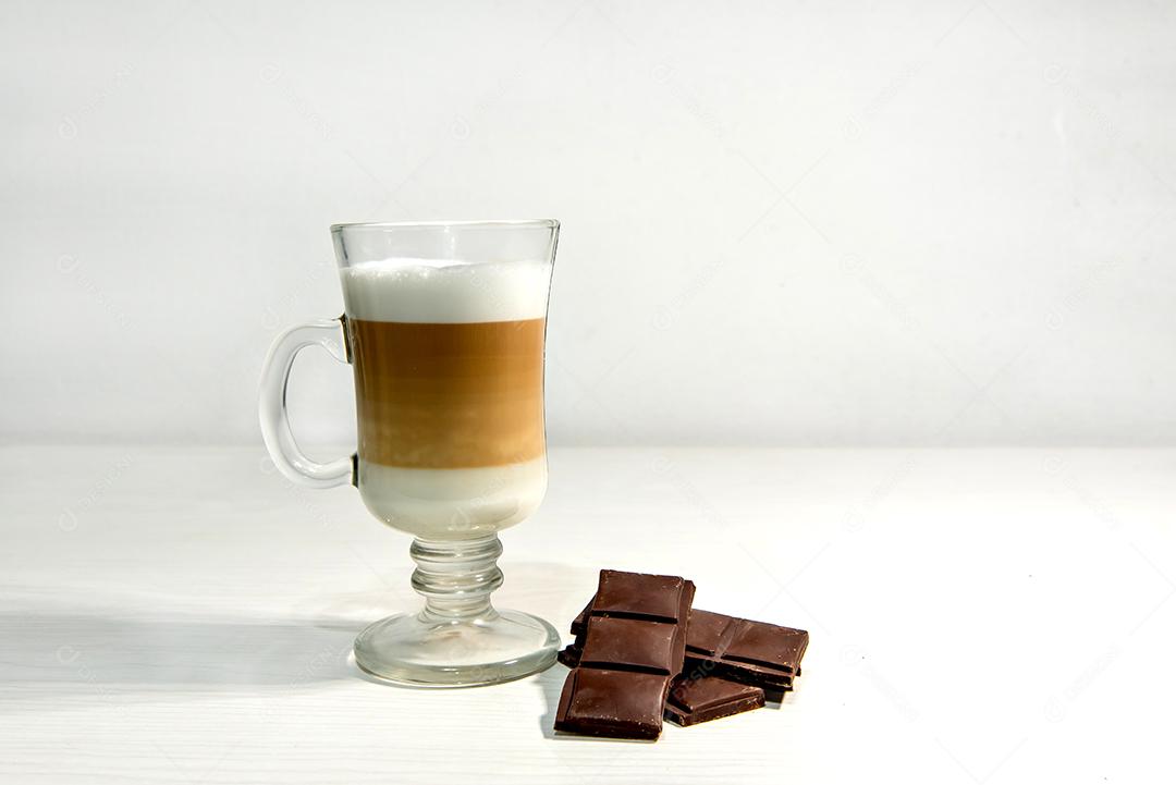 Copo de latte macchiato com chocolate amargo.