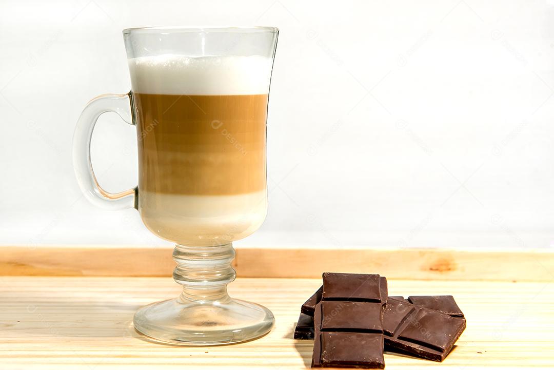 Copo de latte macchiato com chocolate amargo.