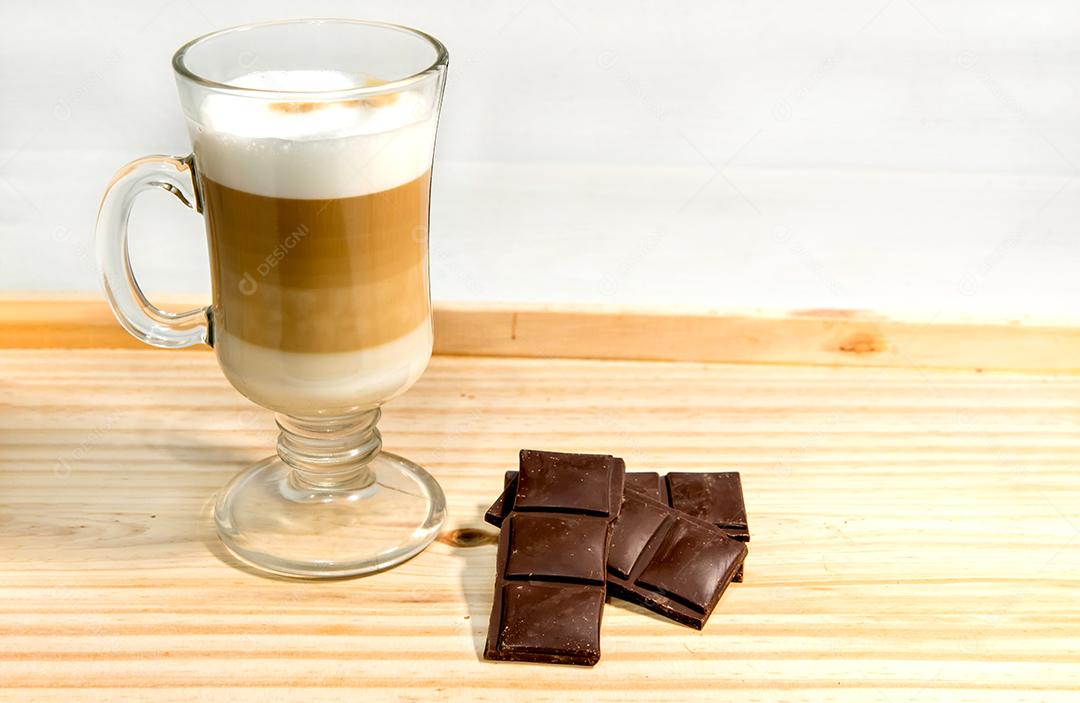 Copo de latte macchiato com chocolate amargo.
