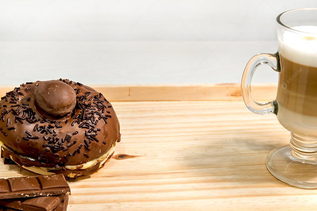 Copo de macchiato latte com chocolate amargo e recheio de chocolate