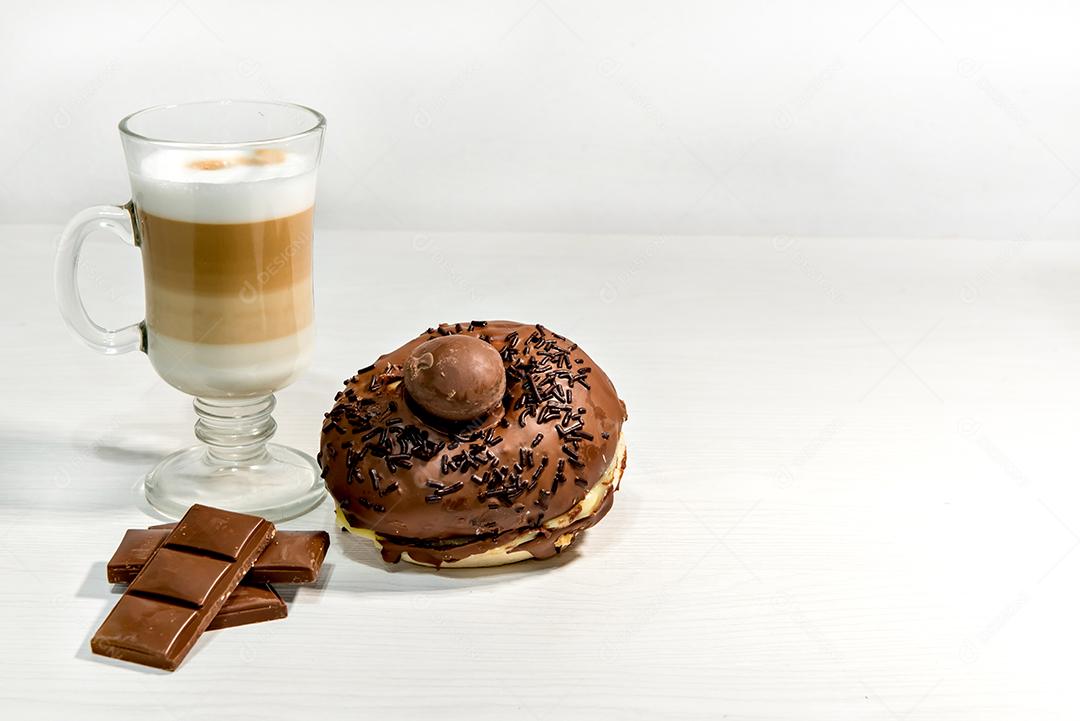 Copo de macchiato latte com chocolate amargo e recheio de chocolate