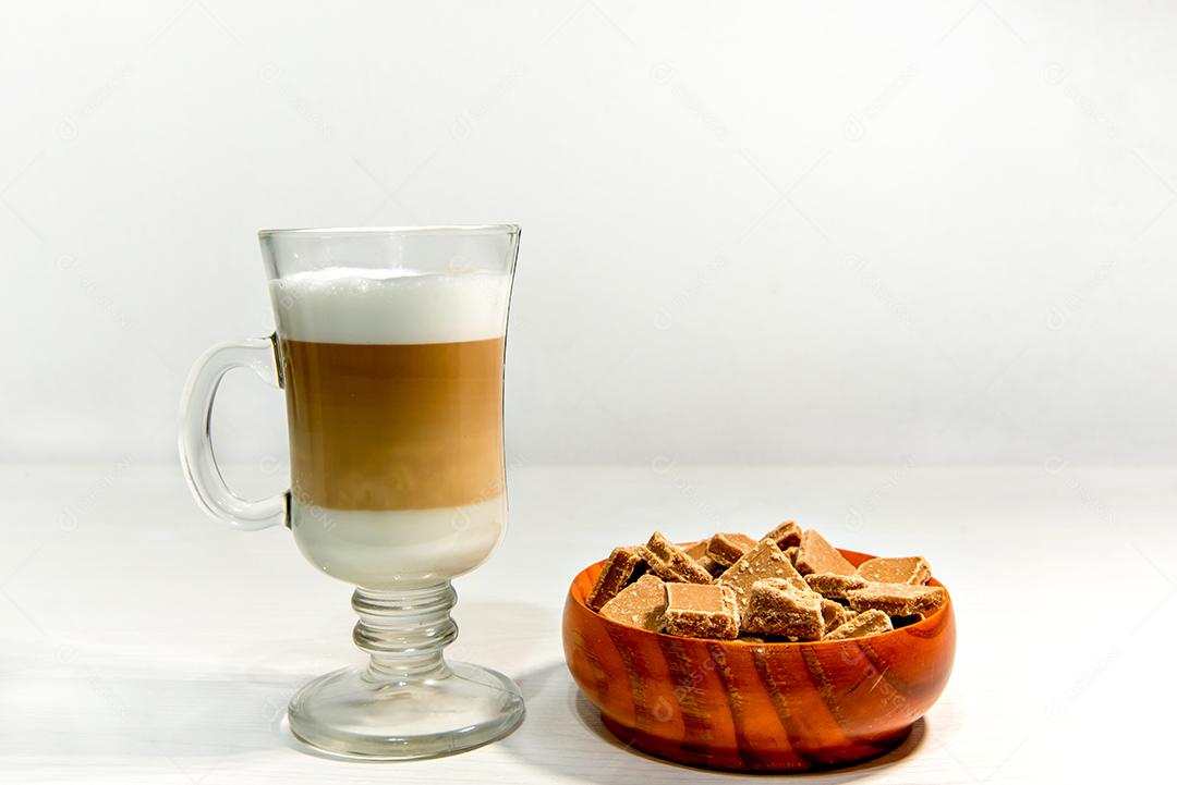 Copo de latte macchiato com doces de doce de leite.