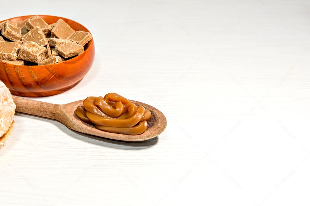 Doces de doce de leite com colher de pau cheia de doce de leite