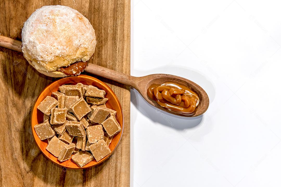 Doces de doce de leite com colher de pau cheia de doce de leite