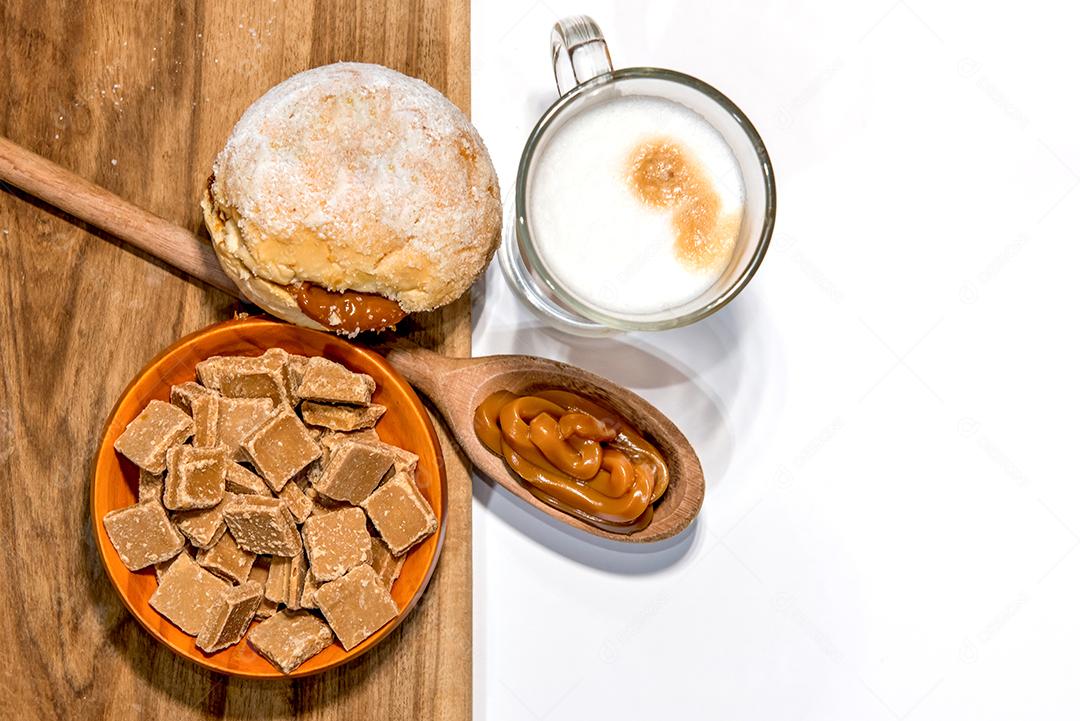 Doces de doce de leite com colher de pau cheia de doce de leite