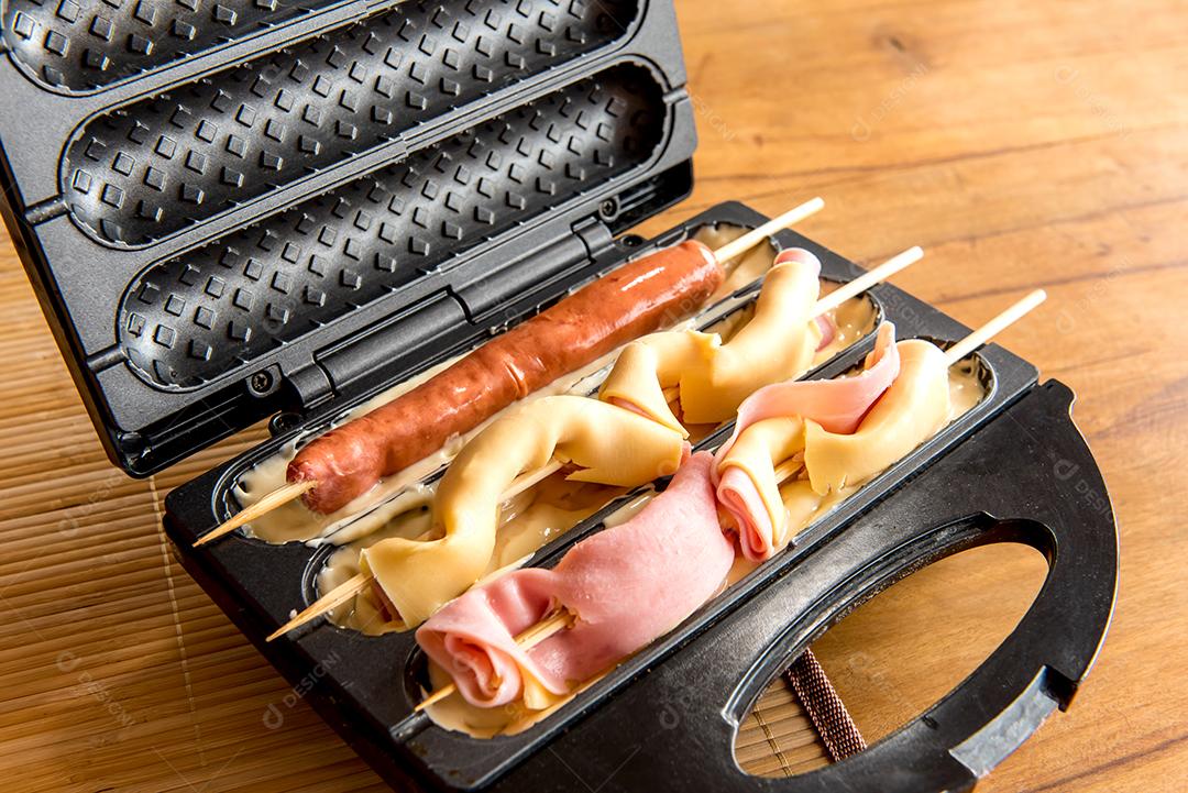 Forma de crepe recheada com crepe suíço. Presunto, queijo e pepperoni