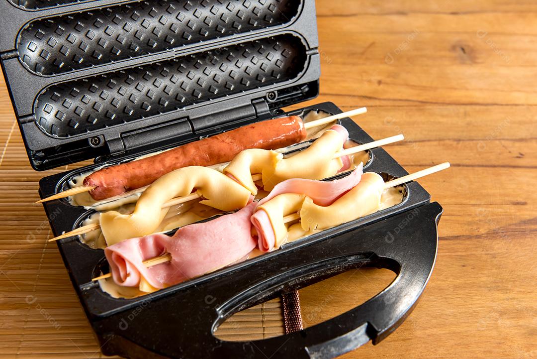 Forma de crepe recheada com crepe suíço. Presunto, queijo e pepperoni