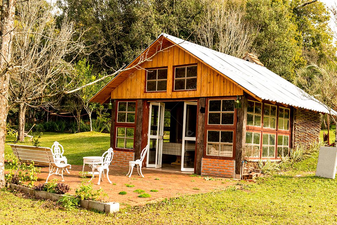 Lindo jardim com quiosque de churrasqueira em uma casa de campo.