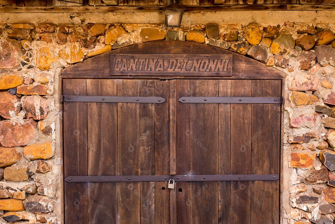 Antigo fundo de textura de porta de madeira escrito na cantina da vovó italiana. Parede de pedra, casa velha.