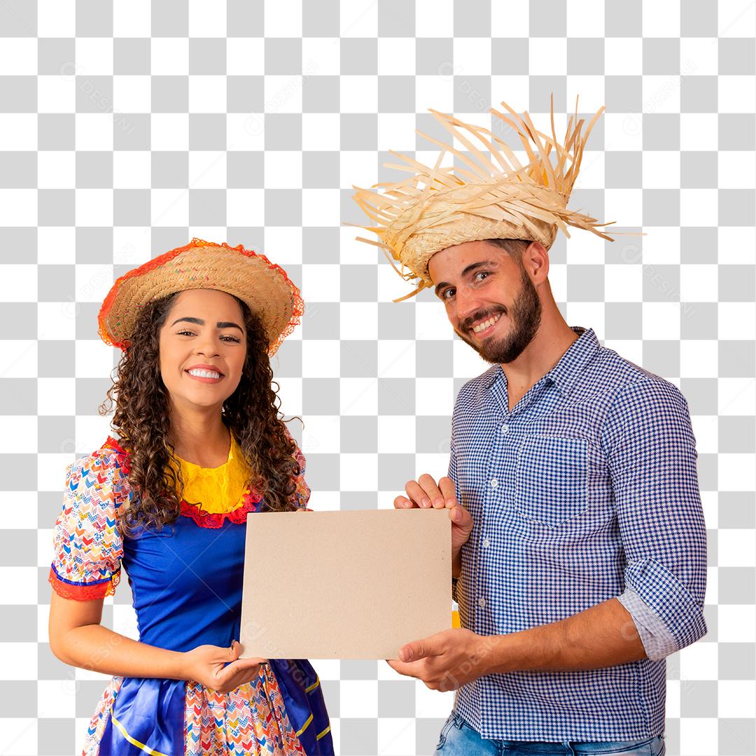Casal feliz vestindo roupas para Festa Junina segurando folha de papel São João