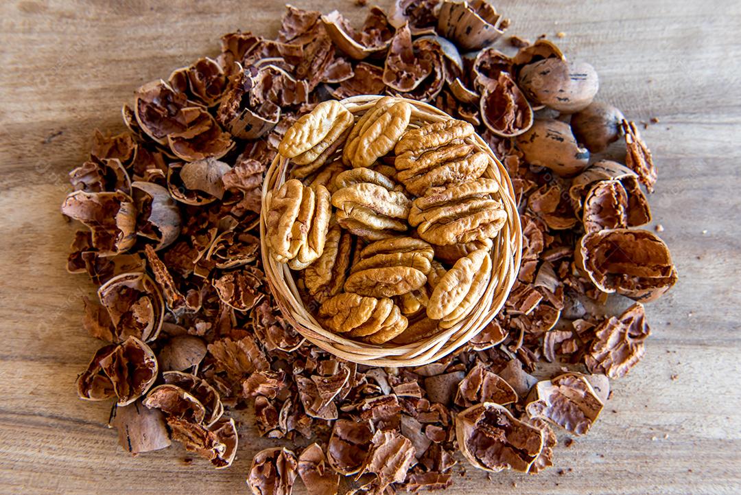 Nozes pecan, descascadas. Vista do topo. Fundo de noz-pecã.