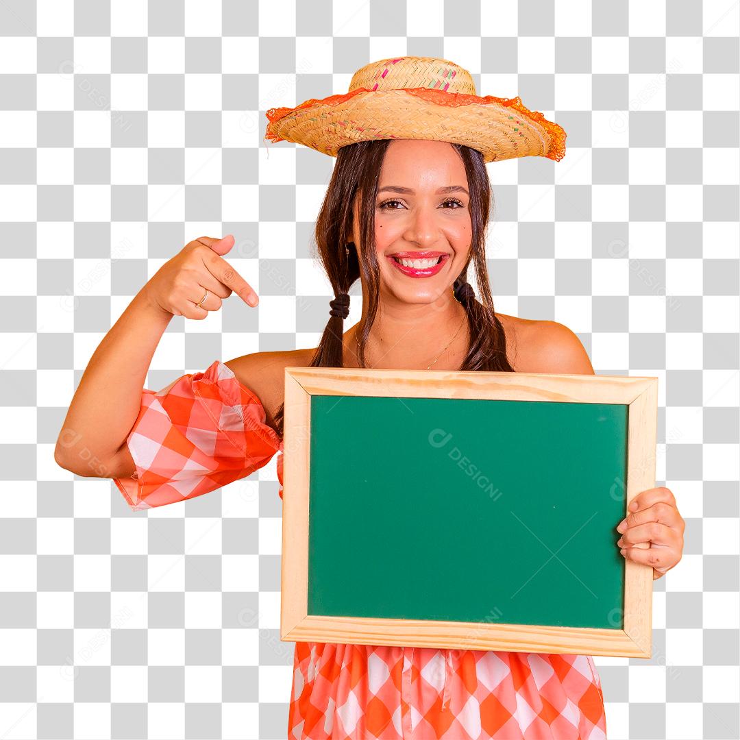 Mulher morena segurando e apontado para quadro negro festa junina São João