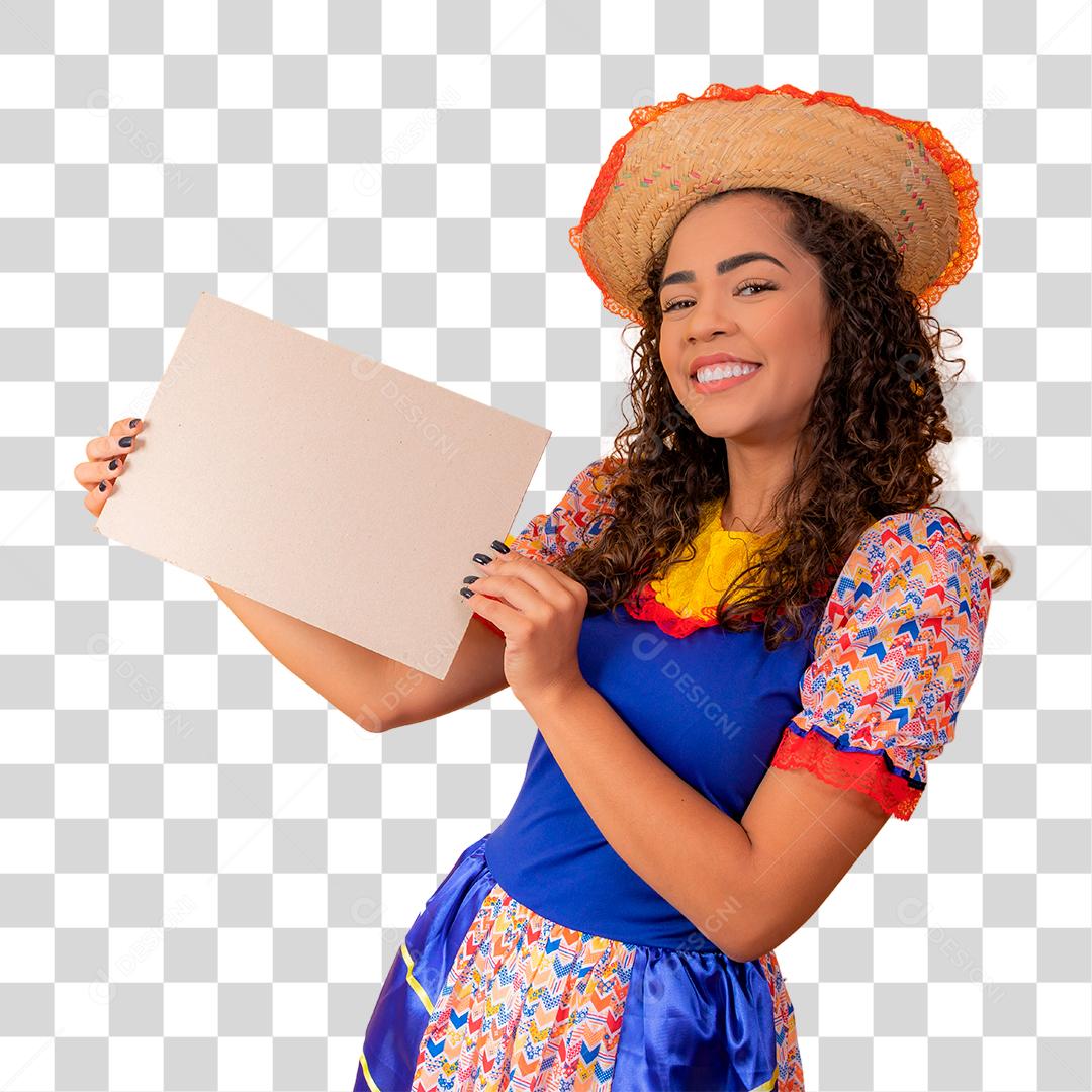 Mulher morena com traje de festa junina segurando folha de papel São João