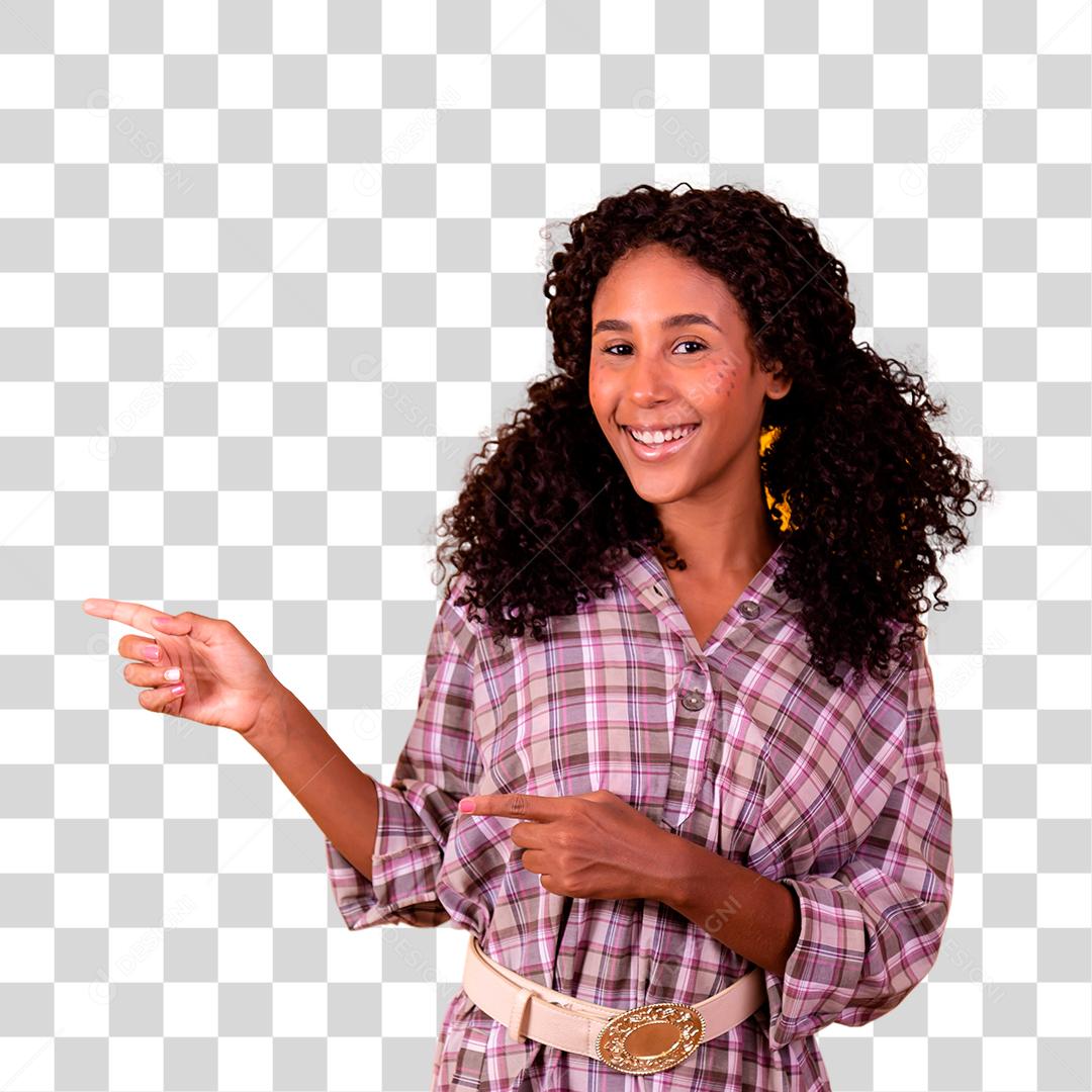 Mulher morena com traje de festa junina apontando para o lado São João