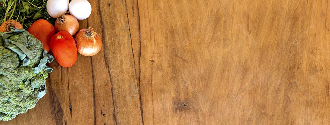 Fundo de madeira com legumes e farinha Vista superior ao ar livre