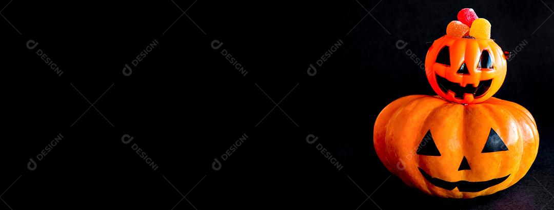 Decoração de feliz dia das bruxas em fundo preto. Abóbora com col
