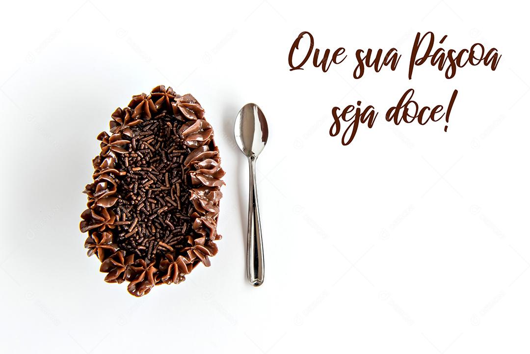 Ovo de páscoa recheado com brigadeiro em fundo branco com (maio