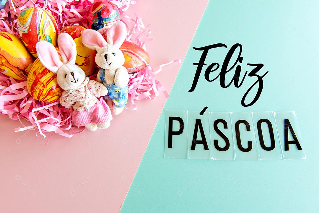 Conceito de páscoa, ovos de páscoa decorados em fundo rosa