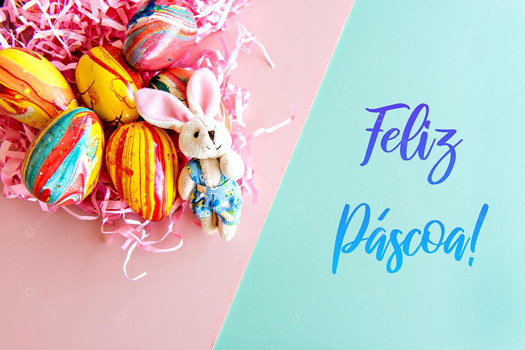 Conceito de páscoa, ovos de páscoa decorados em fundo rosa