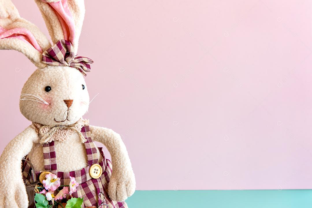 Coelhinho de pelúcia em fundo rosa e verde, decoração de páscoa