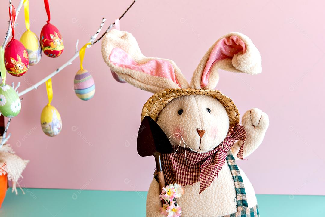 Coelhinho de pelúcia em fundo rosa e verde, decoração de páscoa