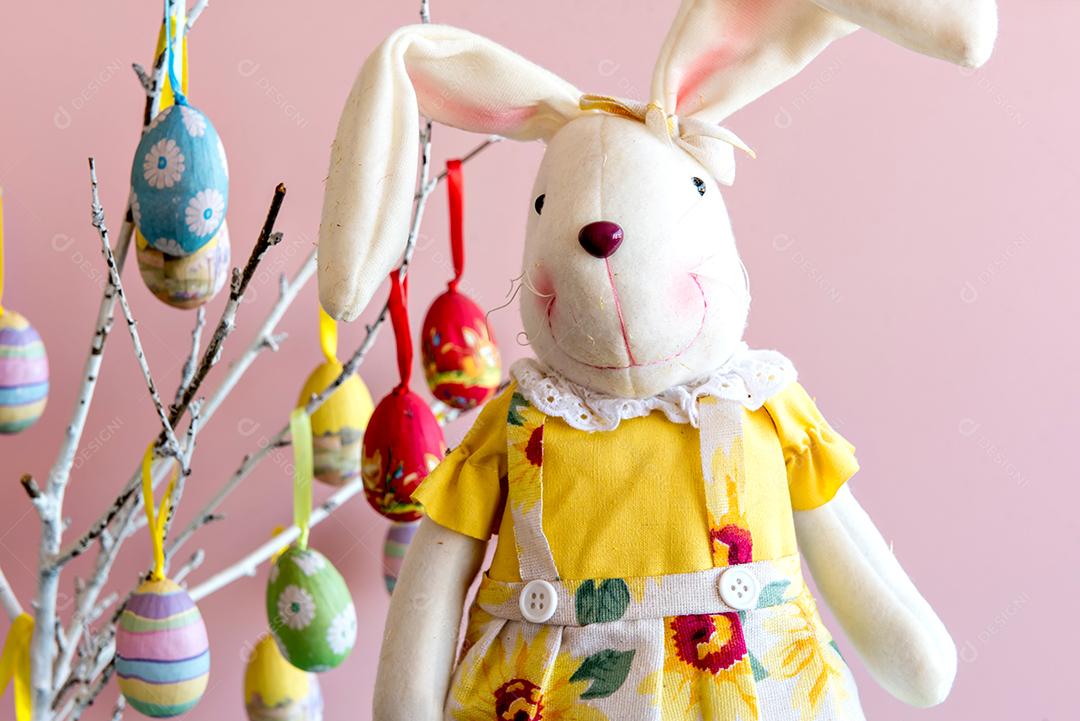 Coelhinho de pelúcia em fundo rosa e verde, decoração de páscoa