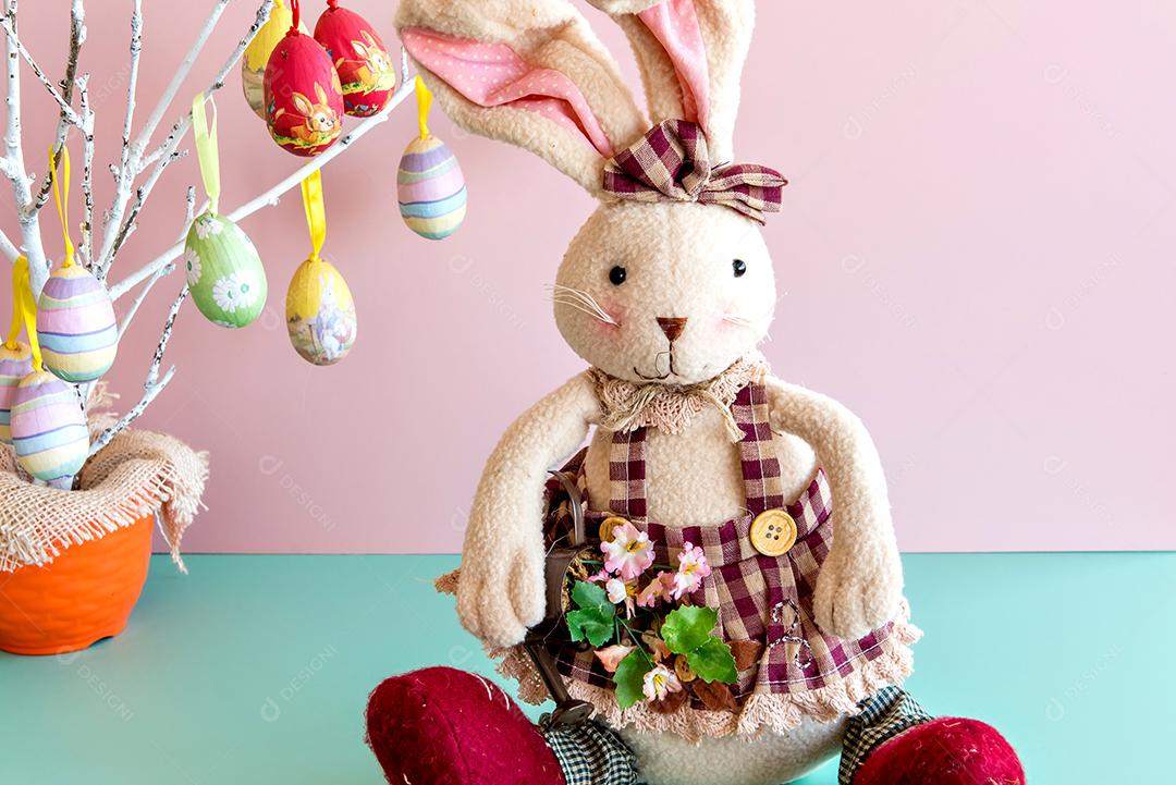 Coelhinho de pelúcia em fundo rosa e verde, decoração de páscoa