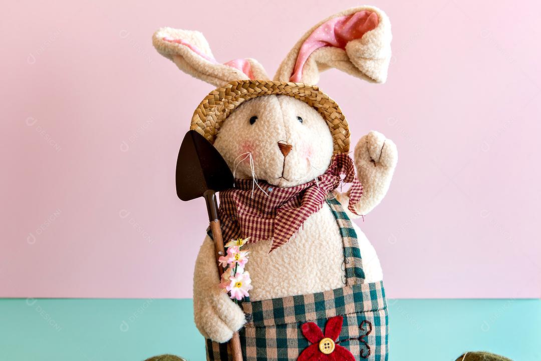 Coelhinho de pelúcia em fundo rosa e verde, decoração de páscoa