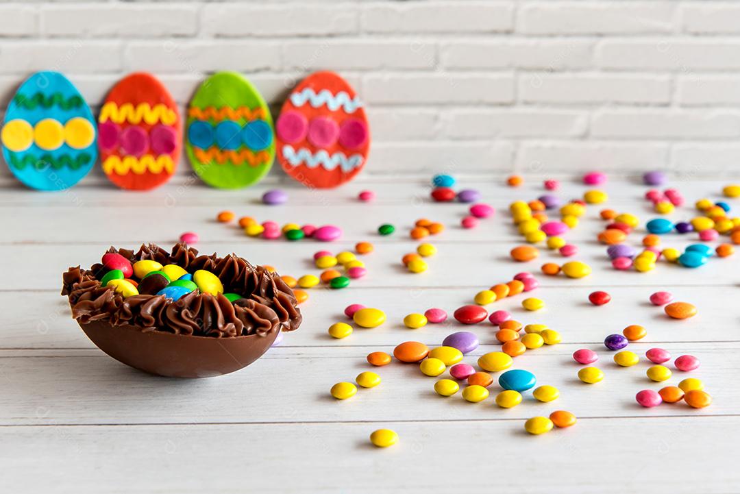 ovo de páscoa de chocolate no fundo decorado de páscoa.