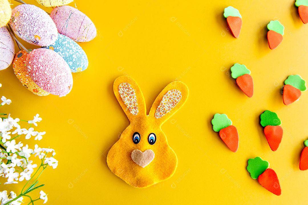 Fundo decorado de páscoa, coelhinhos da páscoa de pano nas costas amarelas