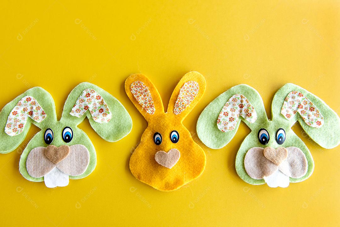 Fundo decorado de páscoa, coelhinhos da páscoa de pano nas costas amarelas